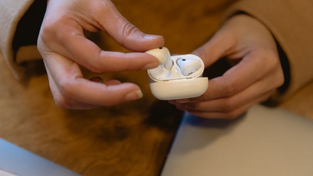  Matrix layout matching leading wireless earbuds features against standard consumer audio criteria AirPods Pro 3