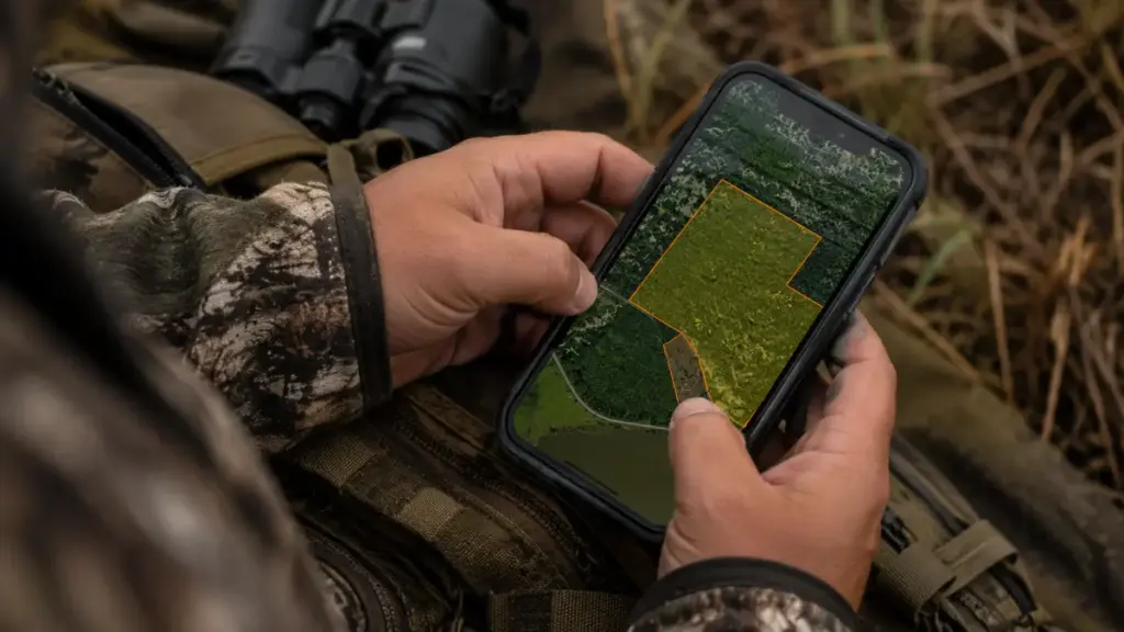 checking-digital-boundary-maps-on-a-smartphone-for-hunting-in-florida-seasons
