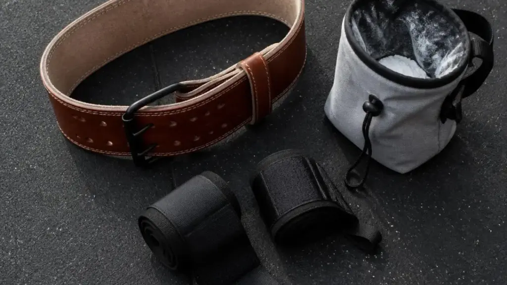gym-support-gear-flatlay-for-safe-muscle-pump
