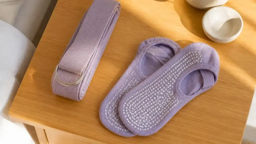stretch-strap-and-grip-socks-for-daily-exercise-habit
