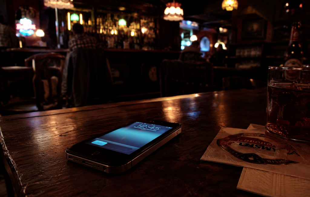 vintage-bar-iphone-prototype-leak